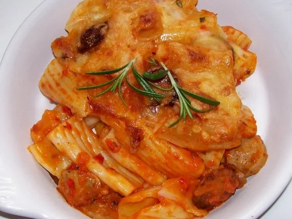 Scharfer Nudelauflauf mit Wurst und gekräuterter Paprika-Parmesansoße - Rezept - Bild Nr. 11