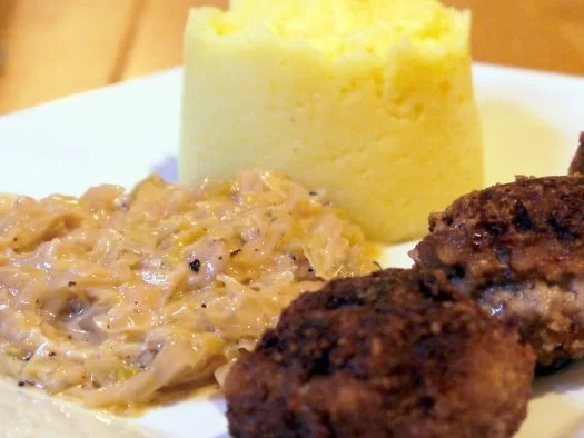 Spitzkohl mit würzigen Bouletten und Kartoffelpüree - Rezept