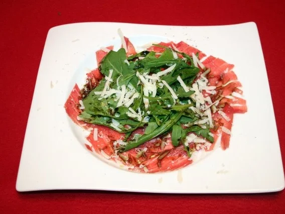 Rezept: Carpaccio mit Rucola und Kürbiskernöl Carpaccio mit Rucola und Kürbiskernöl - Rezept