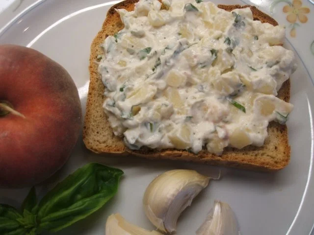 Rezept: Frischkäse: Knoblauch, Pfirsich und Basilikum Frischkäse: Knoblauch, Pfirsich und Basilikum - Rezept