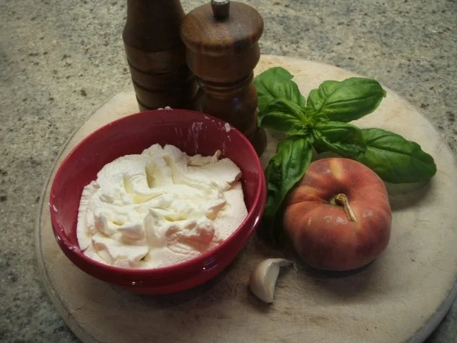 Rezept: Frischkäse: Knoblauch, Pfirsich und Basilikum Bild Nr. 2 Frischkäse: Knoblauch, Pfirsich und Basilikum - Rezept - Bild Nr. 2