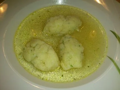 Rezept: Kräutergrießnockerlsuppe Kräutergrießnockerlsuppe - Rezept