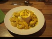 Exotische Kokos- Panna- cotta mit Bananen Maracuja Curry - Rezept