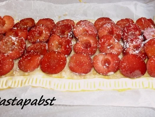 Rezept: Pflaumen auf Marzipan Blätterteig Bild Nr. 2 Pflaumen auf Marzipan Blätterteig - Rezept - Bild Nr. 2