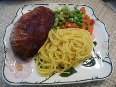 Geflügel : Gegrillter Putenschenkel, Mischgemüse und gebutterten Spaghetti - glutenfrei - - Rezept