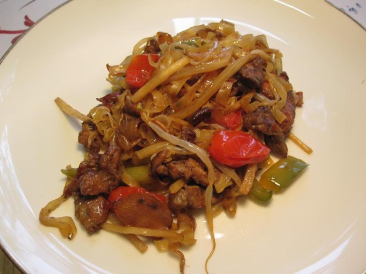 Wok-Nudeln mit Schweinefleisch ... - Rezept - kochbar.de