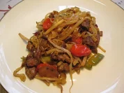 Wok-Nudeln mit Schweinefleisch ... - Rezept