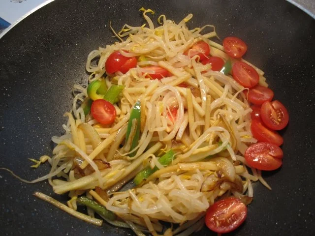 Rezept: Wok-Nudeln mit Schweinefleisch ... Bild Nr. 9 Wok-Nudeln mit Schweinefleisch ... - Rezept - Bild Nr. 9