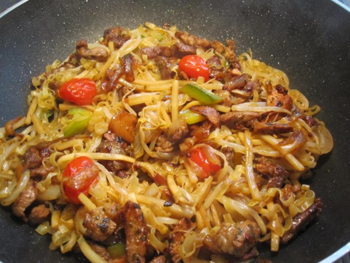 Wok-Nudeln mit Schweinefleisch ... - Rezept - Bild Nr. 10