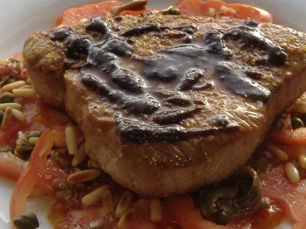 Carpacio von Ochsenherztomaten und Thunfischsteak - Rezept