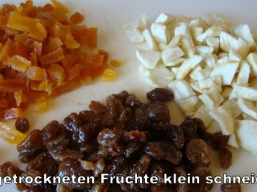 Hefeschnecke mit getrockneten Früchten - Rezept - kochbar.de
