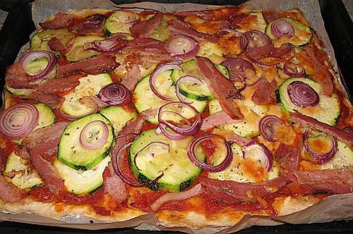 Pizza con zucchini e pancetta - Rezept