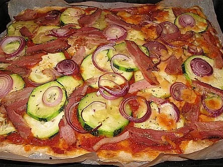 Pizza con zucchini e pancetta - Rezept
