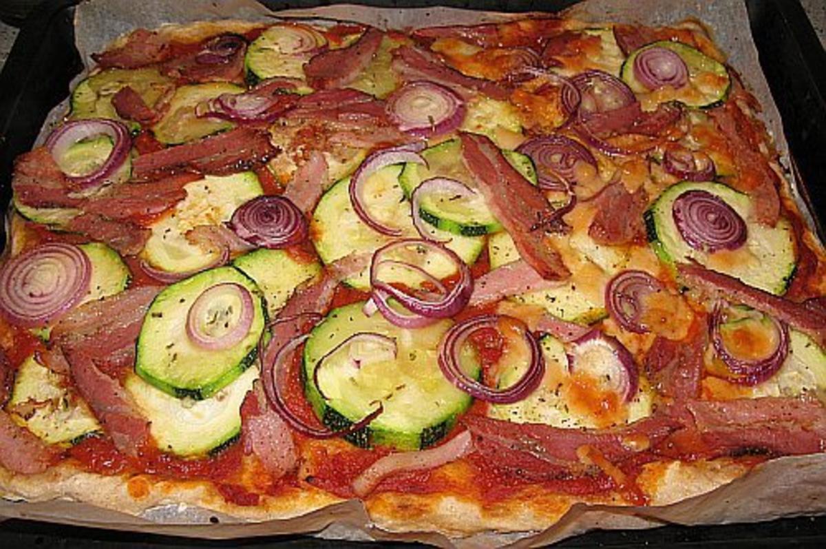 Pizza con zucchini e pancetta Rezept mit Bild kochbar.de