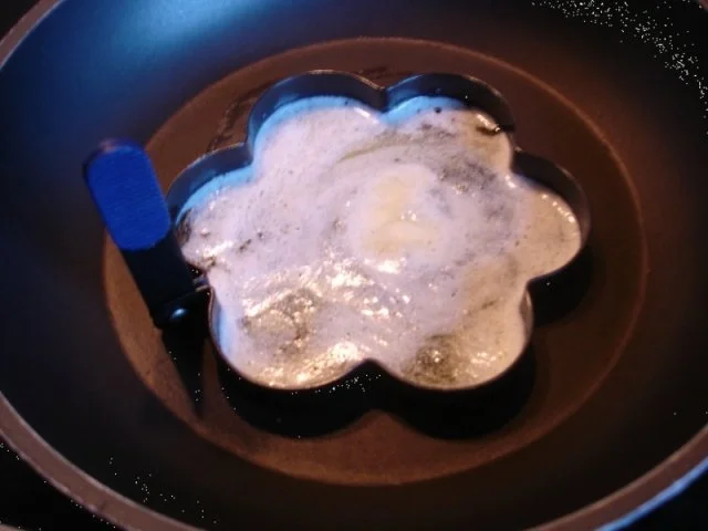 Rezept: Spiegelei auf gebratenem Eierreis Bild Nr. 2 Spiegelei auf gebratenem Eierreis - Rezept - Bild Nr. 2