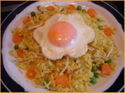 Rezept: Spiegelei auf gebratenem Eierreis Spiegelei auf gebratenem Eierreis - Rezept