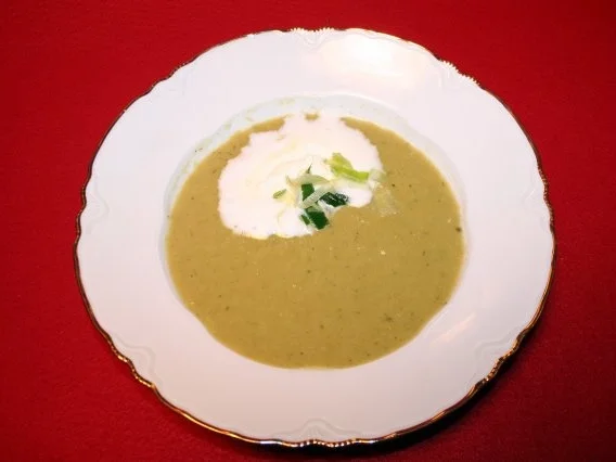 Rezept: Lauchsuppe mit Sahnehäubchen Lauchsuppe mit Sahnehäubchen - Rezept