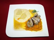 Rezept: Kalbsfiletmedaillons in Milch gegart, auf Karottenpรผree und virtuellen Kartoffeln Kalbsfiletmedaillons in Milch gegart, auf Karottenpรผree und virtuellen Kartoffeln - Rezept