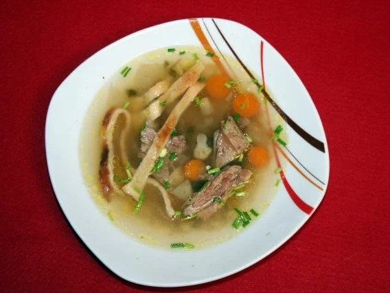 Bouillon mit Flädleeinlage und frischen Schnittlauchröllchen - Rezept