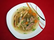 Bouillon mit Flädleeinlage und frischen Schnittlauchröllchen - Rezept