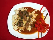 Rindergulasch mit rotem Paprikagemüse, dazu frische Spätzle - Rezept