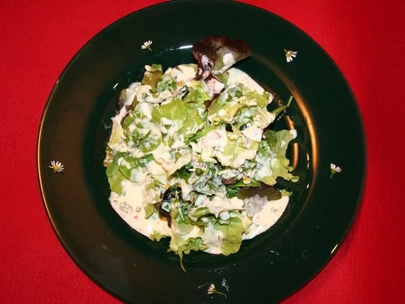 Salate der Saison mit Gänseblümchen und hausgemachtem Sahnedressing - Rezept