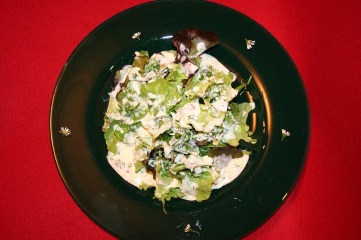 Salate der Saison mit Gänseblümchen und hausgemachtem Sahnedressing ...