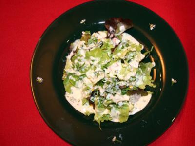 Salate der Saison mit Gänseblümchen und hausgemachtem Sahnedressing - Rezept