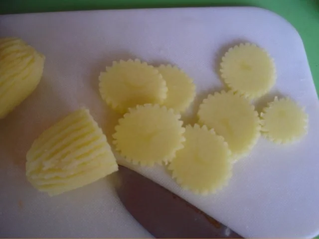 Kartoffelblüten mit Spiegelei und Radisalat - Rezept - Bild Nr. 6