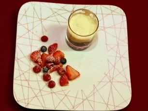Rezept: Sangria-Granite mit Vanillecreme und frischen Beeren (Carlo Thränhardt) Sangria-Granite mit Vanillecreme und frischen Beeren (Carlo Thränhardt) - Rezept