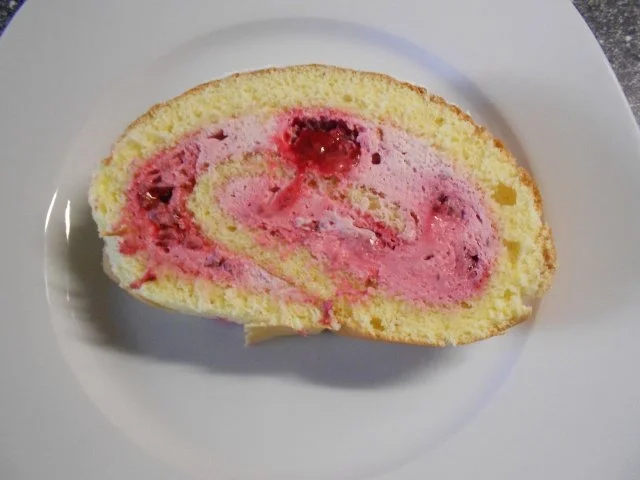 Himbeerrolle mit Ahoj Brause - Rezept