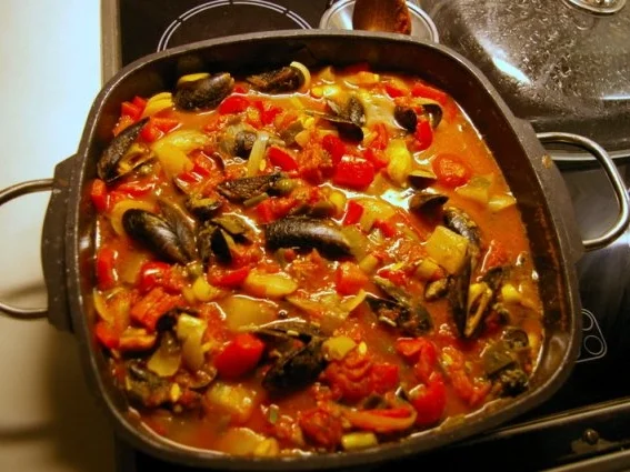 Rezept: Muscheleintopf mit Dill, Tomate und Schmorgurken Muscheleintopf mit Dill, Tomate und Schmorgurken - Rezept