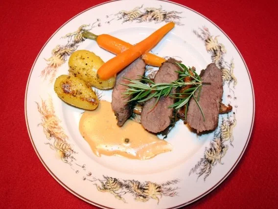 Wildschweinfilet auf Pfifferlingen mit Pfeffersoße, dazu Gemüse und Rosmarinkartoffeln - Rezept