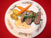 Rezept: Wildschweinfilet auf Pfifferlingen mit Pfeffersoรe, dazu Gemรผse und Rosmarinkartoffeln Wildschweinfilet auf Pfifferlingen mit Pfeffersoรe, dazu Gemรผse und Rosmarinkartoffeln - Rezept