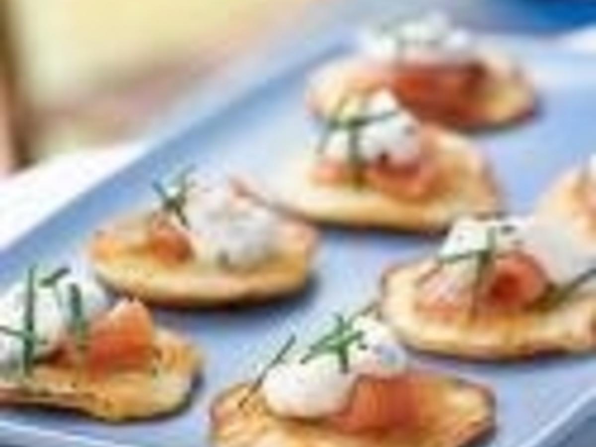 Blinis mit Kaviar und Sauerrahm - Rezept - kochbar.de