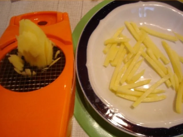 Rezept: Lachsfilet mit Kartoffelstiften-Kartoffelblüten und Mungosprossensalat Bild Nr. 10 Lachsfilet mit Kartoffelstiften-Kartoffelblüten und Mungosprossensalat - Rezept - Bild Nr. 10