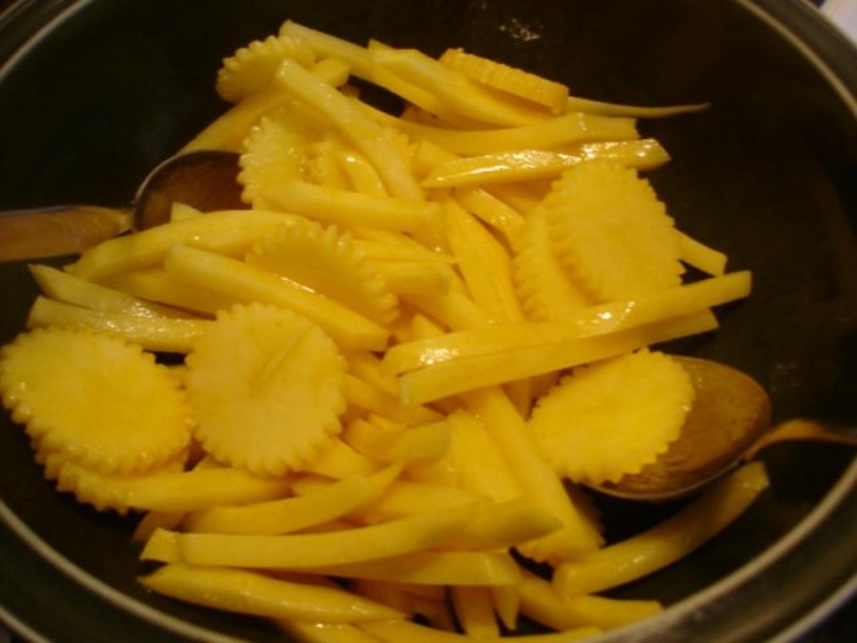 Lachsfilet mit Kartoffelstiften-Kartoffelblüten und Mungosprossensalat - Rezept - Bild Nr. 12