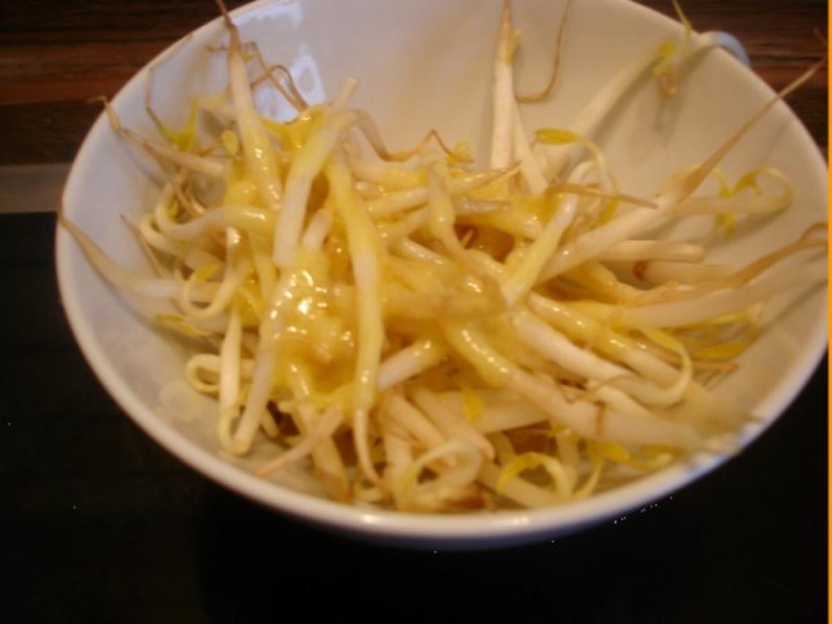 Lachsfilet mit Kartoffelstiften-Kartoffelblüten und Mungosprossensalat - Rezept - Bild Nr. 17