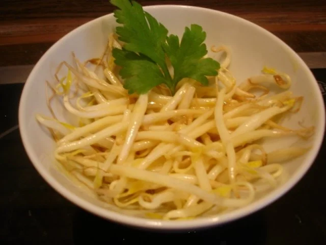 Rezept: Lachsfilet mit Kartoffelstiften-Kartoffelblüten und Mungosprossensalat Bild Nr. 18 Lachsfilet mit Kartoffelstiften-Kartoffelblüten und Mungosprossensalat - Rezept - Bild Nr. 18