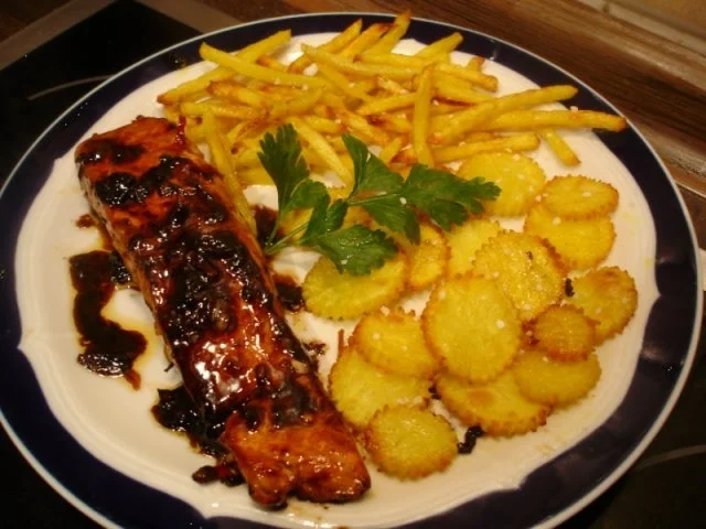 Rezept: Lachsfilet mit Kartoffelstiften-Kartoffelblüten und Mungosprossensalat Bild Nr. 19 Lachsfilet mit Kartoffelstiften-Kartoffelblüten und Mungosprossensalat - Rezept - Bild Nr. 19