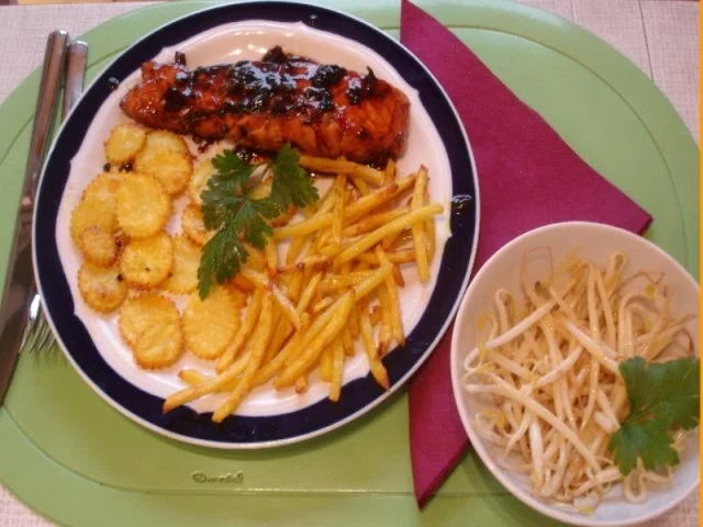 Rezept: Lachsfilet mit Kartoffelstiften-Kartoffelblüten und Mungosprossensalat Bild Nr. 20 Lachsfilet mit Kartoffelstiften-Kartoffelblüten und Mungosprossensalat - Rezept - Bild Nr. 20
