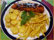 Lachsfilet mit Kartoffelstiften-Kartoffelblüten und Mungosprossensalat - Rezept