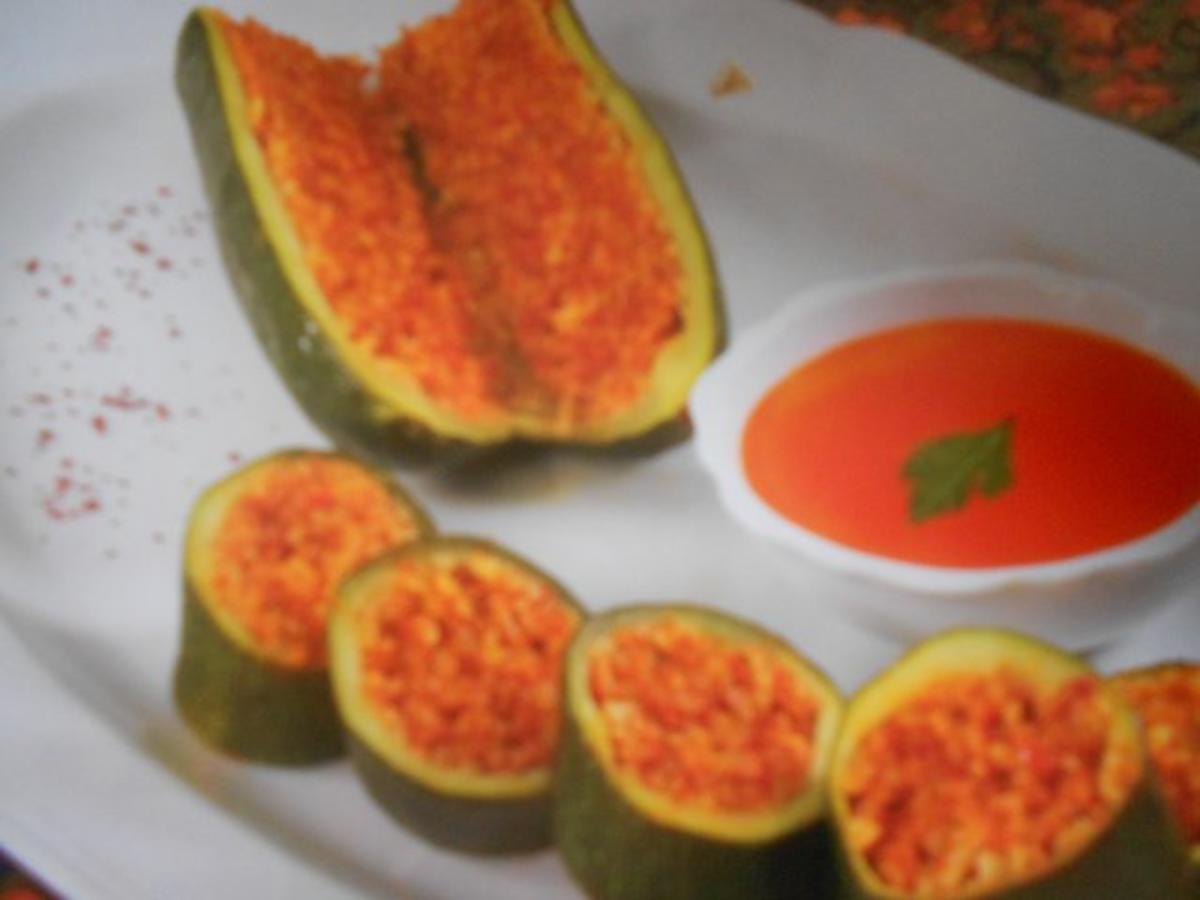 Zucchini mit Bulgur gefüllt - Rezept mit Bild - kochbar.de