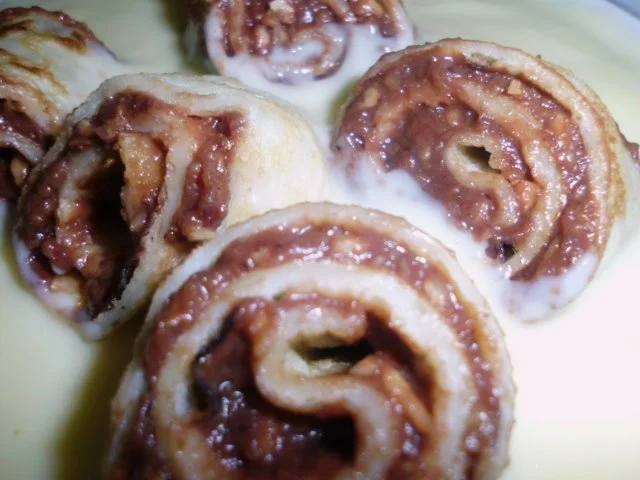 Palatschinken mit Schoko-Nuss Füllung, dazu Vanillesauce - Rezept - Bild Nr. 2