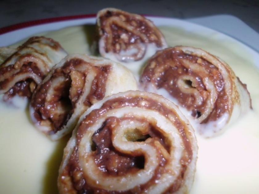 Palatschinken mit Schoko-Nuss Füllung, dazu Vanillesauce - Rezept ...