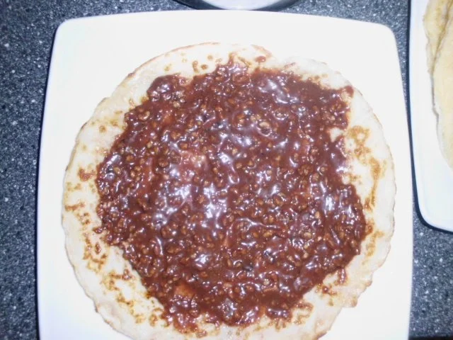 Palatschinken mit Schoko-Nuss Füllung, dazu Vanillesauce - Rezept - Bild Nr. 3