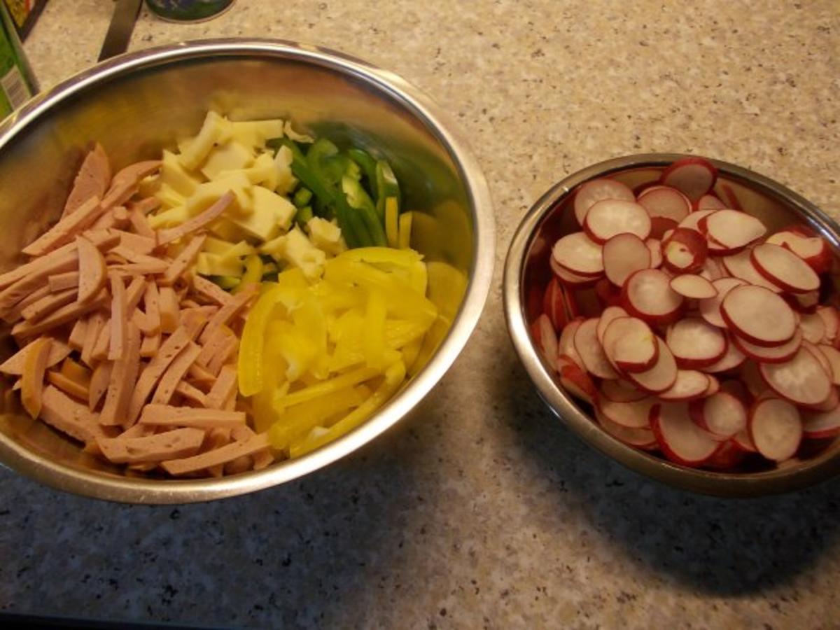 Radieschen-Paprika-Salat mit Käse und Fleischwurst - Rezept - Bild Nr. 3