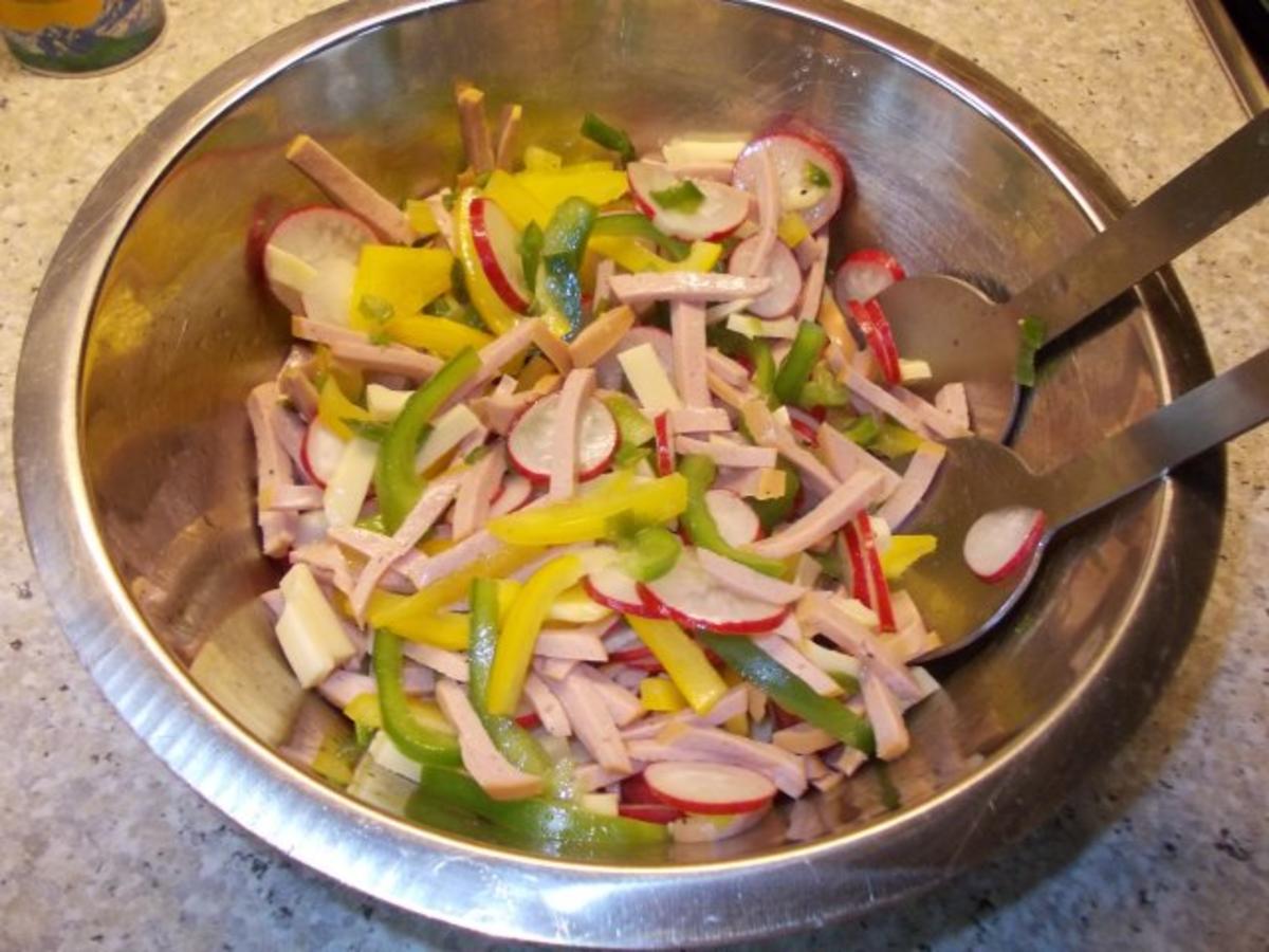 Radieschen-Paprika-Salat mit Käse und Fleischwurst - Rezept - Bild Nr. 5