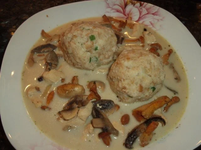 Rezept: Saure Schwammerlsoße mit Semmelknödeln Saure Schwammerlsoße mit Semmelknödeln - Rezept