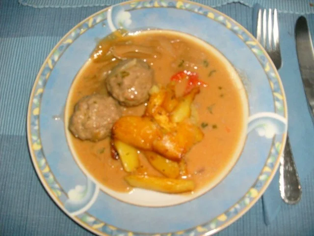 Fleischbällchen mit Zwiebeln und Pfefferschoten - Rezept